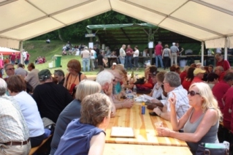 The choirs at picnic lunch - all very well organized.